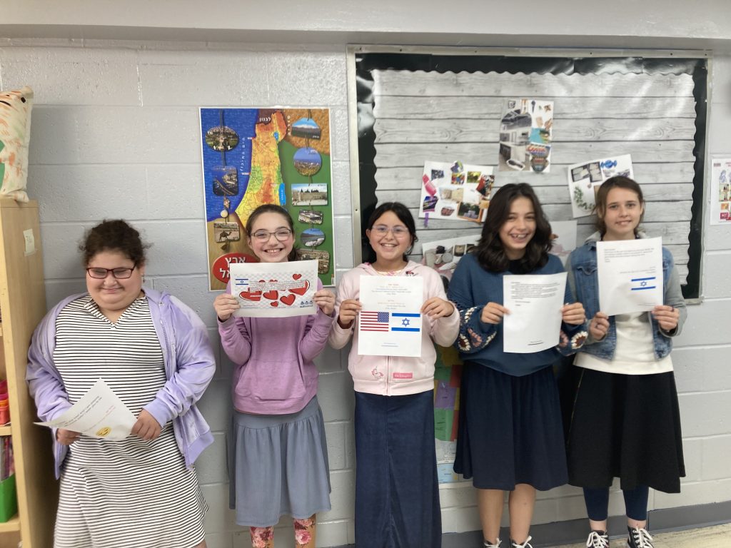 SINAI students at YCQ with letters to soldriers